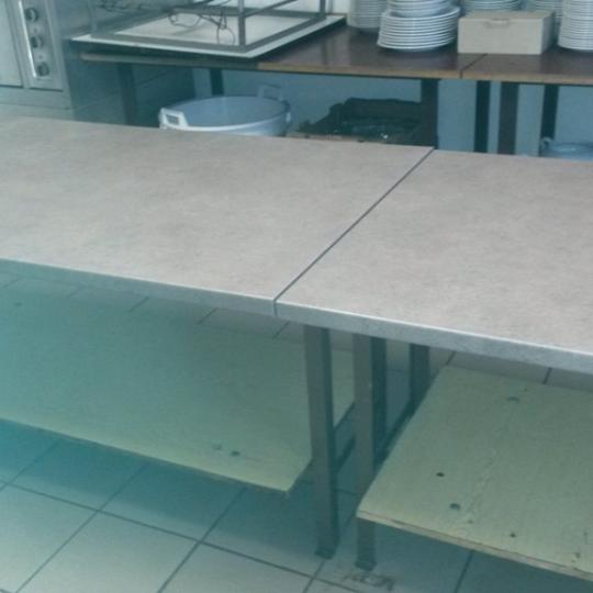 Oprava zariadenia kuchyne – stolov v KD Vasiľov 2